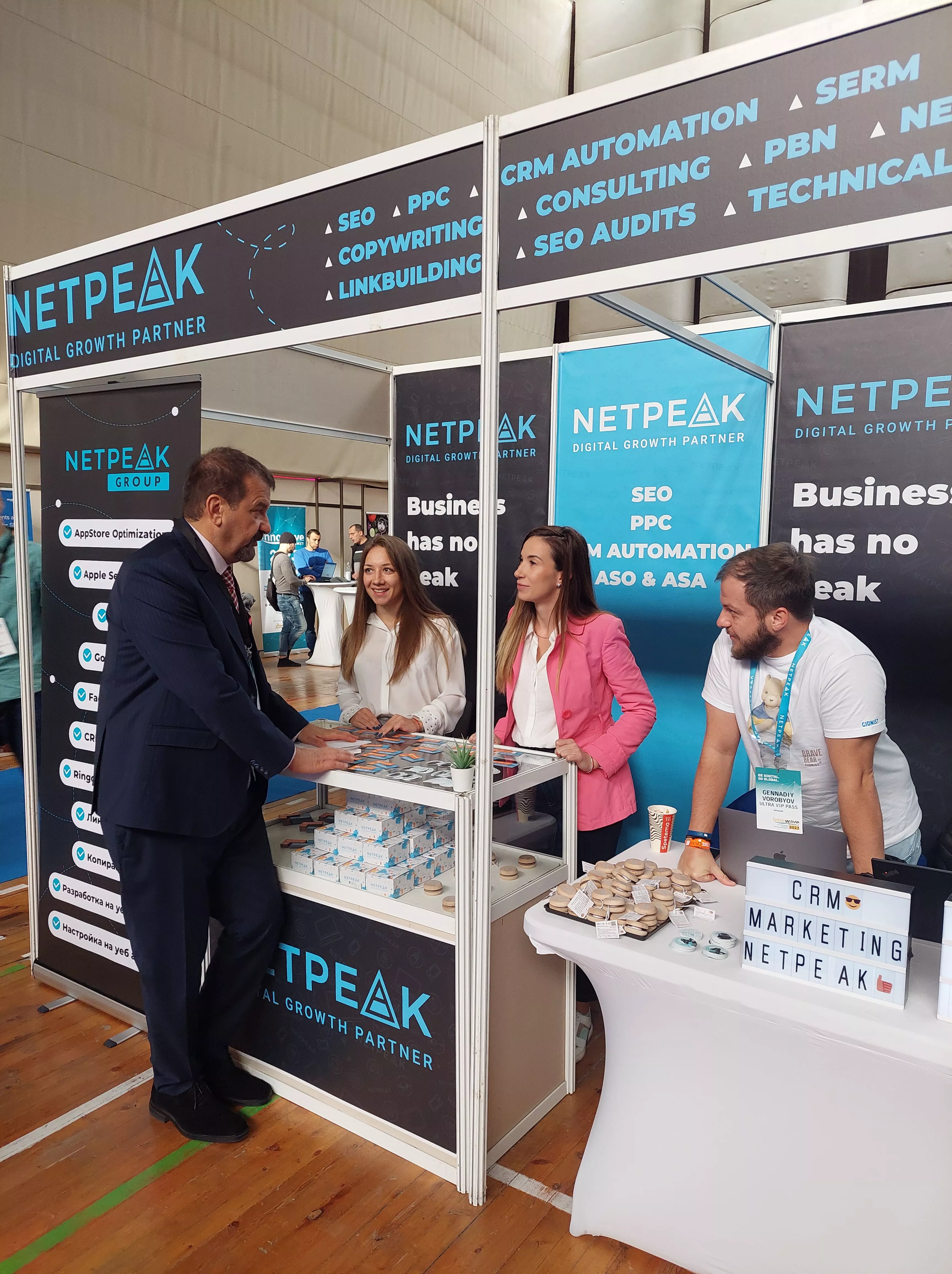 Ники Кънчев посети щанда на Netpeak Bulgaria.