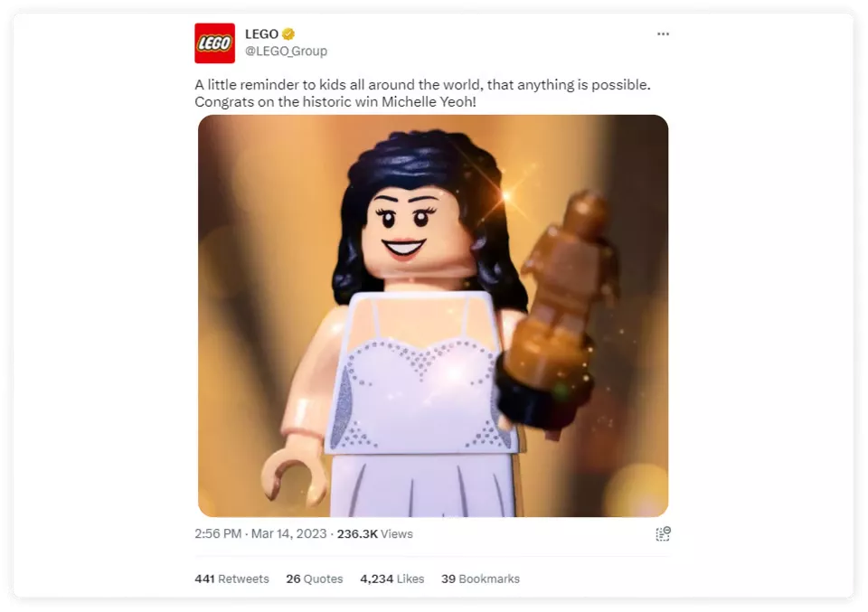 Наприклад, так LEGO привітали Мішель Єо з отриманням премії «Оскар» за найкращу жіночу роль у фільмі «Все завжди і водночас». 