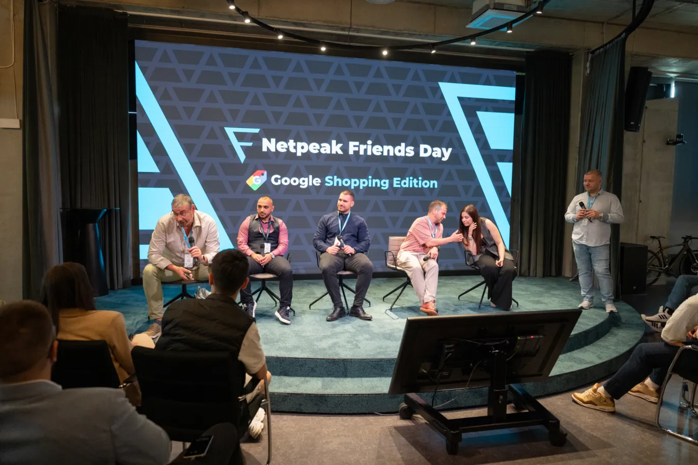 Традиционно за Netpeak Friends Day, официалната програма завърши с панелна дискусия и сесия с въпроси от публиката
