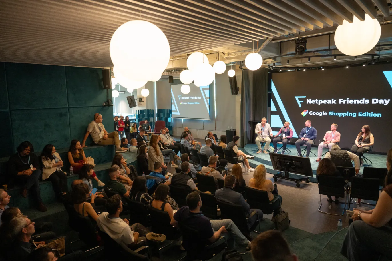 Традиционно за Netpeak Friends Day, официалната програма завърши с панелна дискусия и сесия с въпроси от публиката