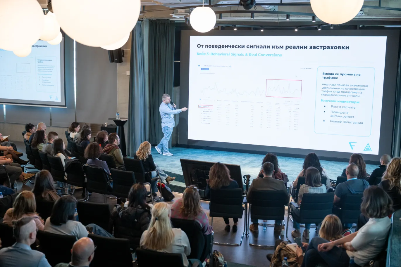 🤖 AI Ads: възможни сценарии - Нанси Савова В бонус лекцията си Нанси Савова, PPC Specialist в Netpeakm насочи вниманието към рекламата и това как тя ще се трансформира в среда, в която интерфейсът вече не е списък с резултати, а разговор.   Ако потребителят получава директен отговор, мястото на рекламата неизбежно се променя.