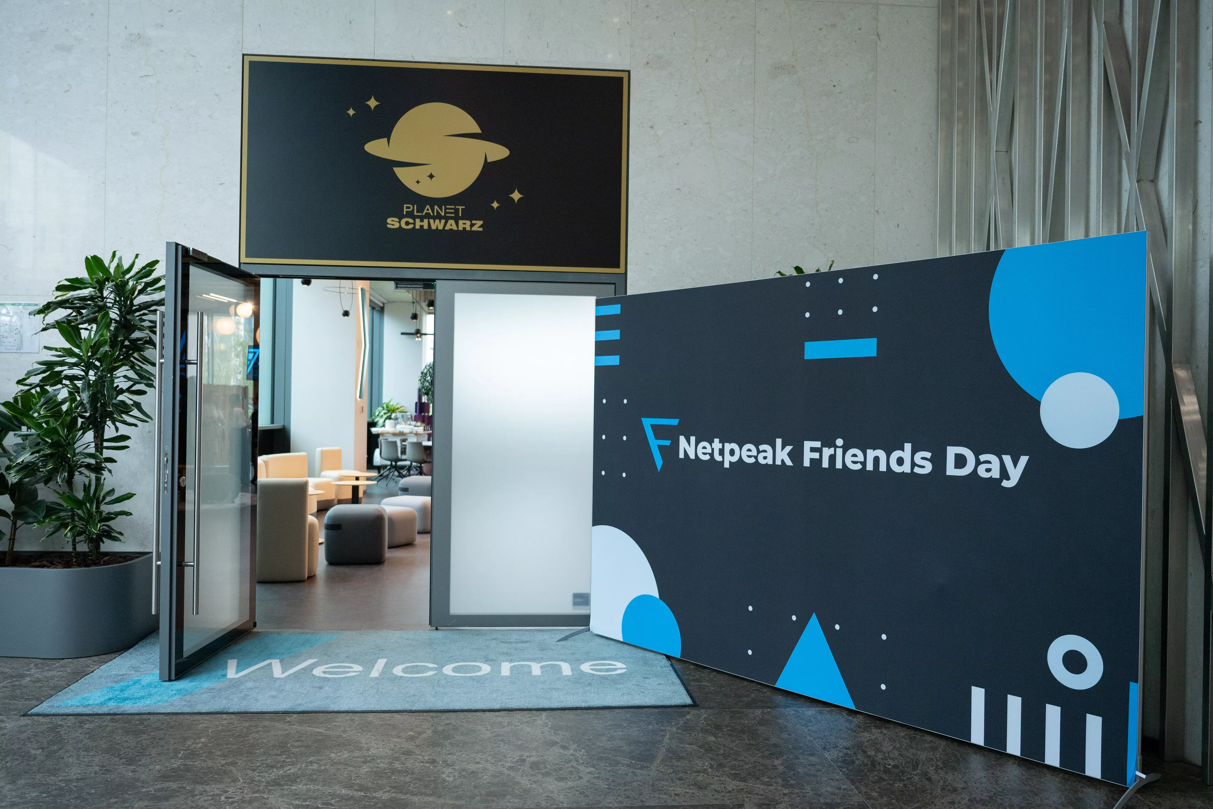 в Planet Schwarz Tech Theater събрахме над 100 партньори на Netpeak на живо, а 300+ регистрирани участници се включиха онлайн чрез livestream в YouTube.
