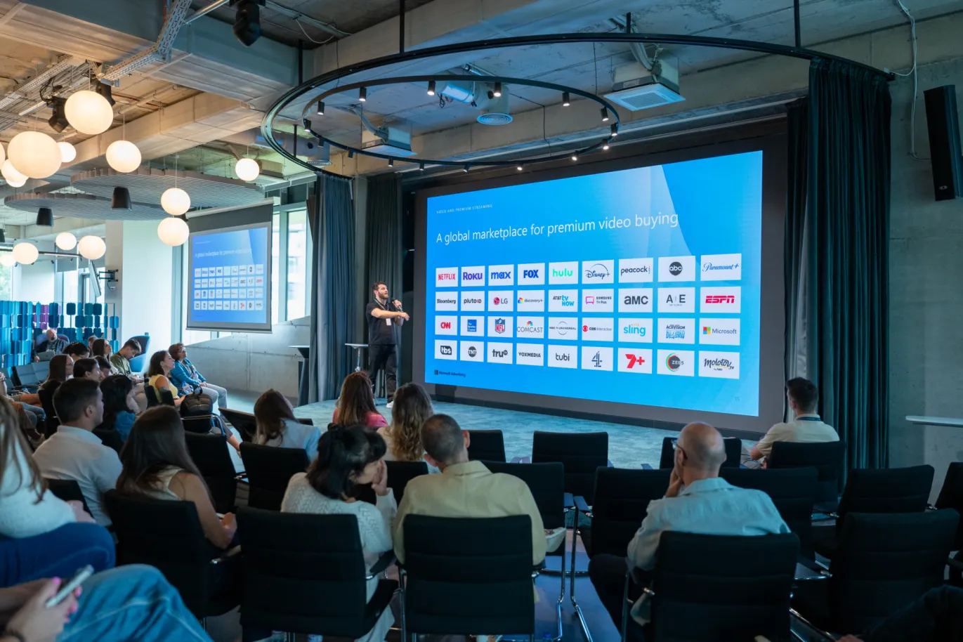 Lucas Gordon, Senior Account Executive & Audience Ads Specialist от Microsoft Advertising, фокусира презентацията си върху Microsoft Display, Native и Video Advertising, включително нови възможности за рекламодатели и спецификите на тези формати. 