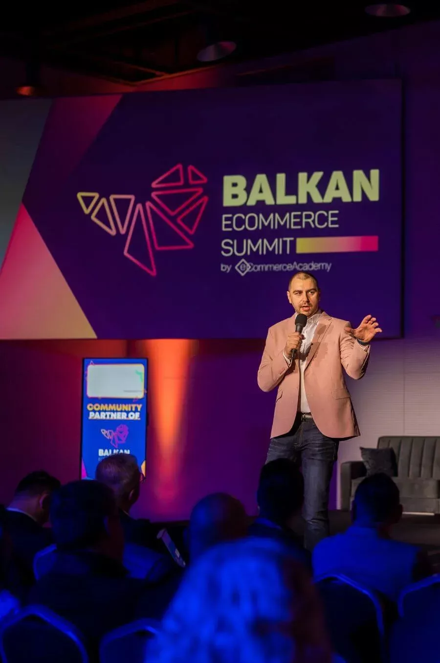 Никола Илчев, организаторът на събитието и една от най-влиятелните фигури в електронната търговия на  Балканите, обещава впечатляващо събитие, което ще предложи нови перспективи за сектора на електронната търговия в Балканския регион.