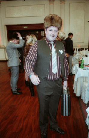 в шапке свидетель